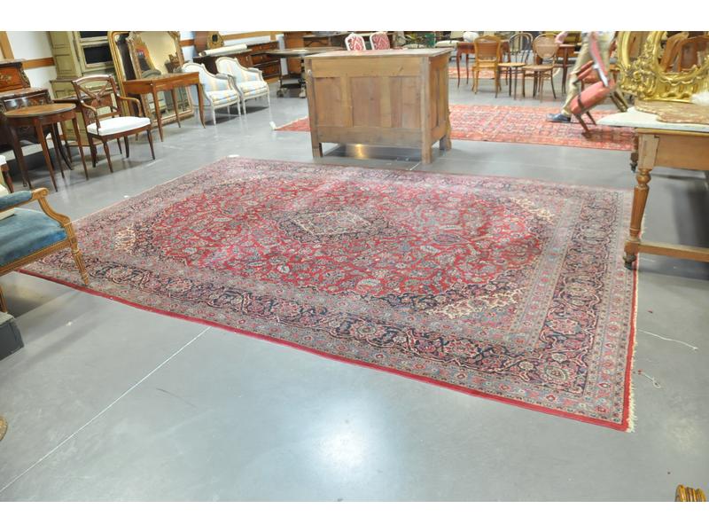 ISPAHAN : Grand tapis en laine à décor floral sur fond rouge. Dimensions : 300 x 400 cm
