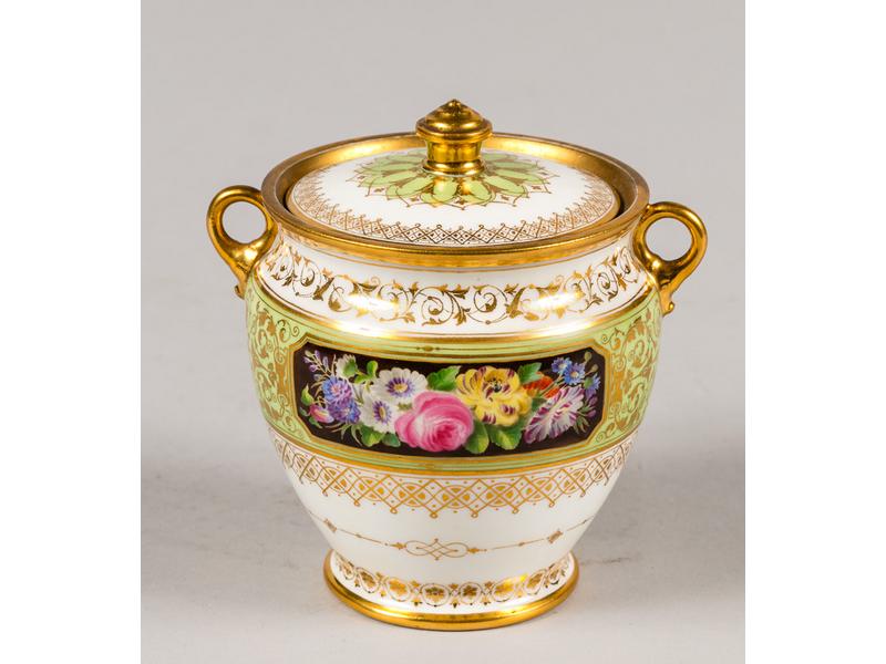 SEVRES : Sucrier à anses en porcelaine à décor floral polychrome en réserve sur fond vert amende et rehauts d'or.  Signé et daté 1847.  Marque du Château d'Eu et monogrammé BP du nom du décorateur Bompart.  Hauteur : 10 cm.  Provient du service commandé par le roi Louis Philippe et acquis en 1934 au