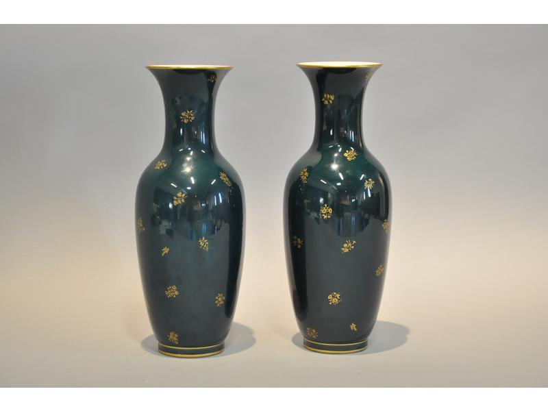 SEVRES : Paire de vases balustres en porcelaine à décor de semis de petits bouquets dorés sur fond vert. Datés (18)90. Hauteur : 33 cm (bon état).
