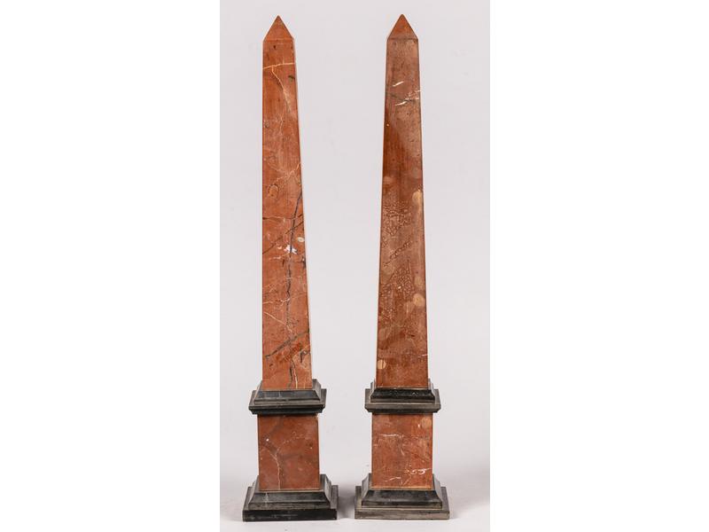 Paire d'obélisques en marbre rouge et gris.  Début XXe siècle.  Hauteur : 48 cm. (les deux cassés et restaurés)