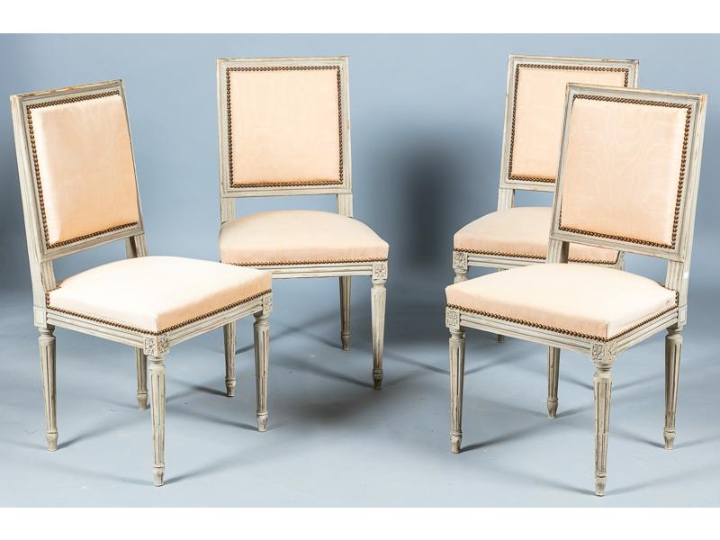 Suite de quatre chaises de style Louis XVI en bois sculpté et laqué gris à dossiers plats rectangulaires.