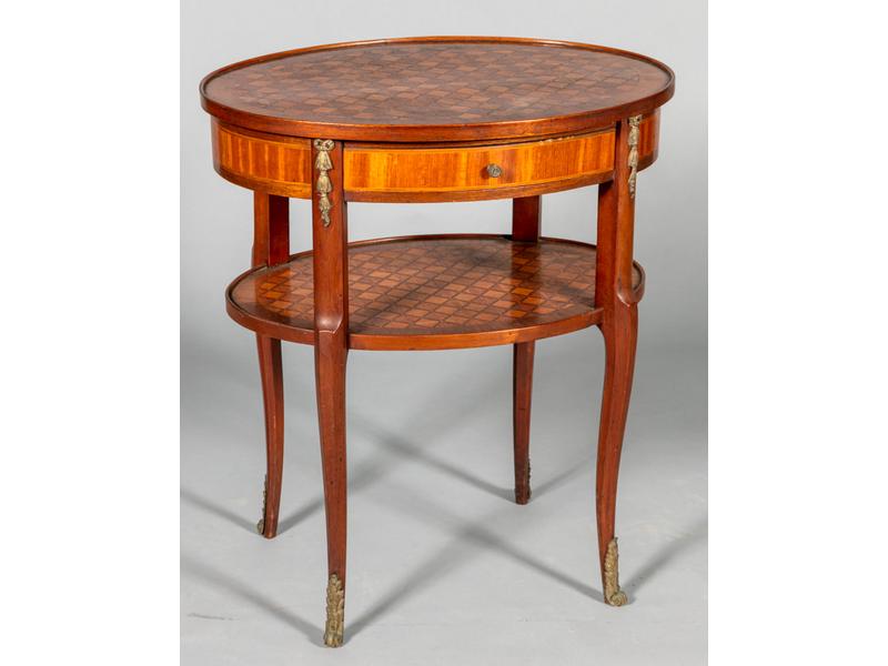 Table de salon de style Transition Louis XV-Louis XVI plateau ovale marqueté de croisillons ouvrant par un petit tiroir en ceinture.  Il repose sur quatre pieds cambrés avec tablette d'entrejambe également marquetée.  Epoque fin XIXe siècle.  Hauteur : 73 cm.  Long.: 65 cm.
