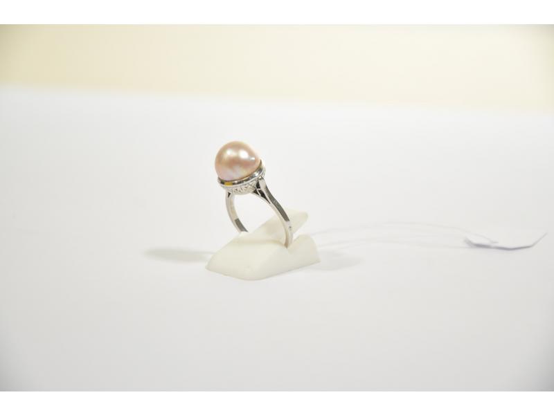 Bague en or gris ornée d'une perle bouton Mabé de couleur blanc-rosé (diam.: 10.4, 10.5 mm).  Tour de doigt : 51.  Poids brut : 4g20.