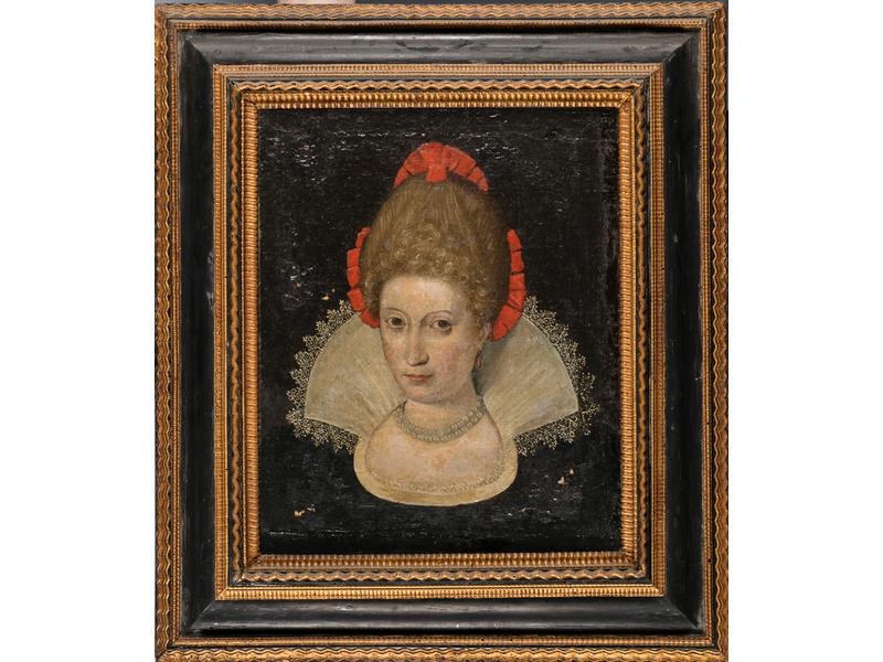 Ecole Française vers 1600 : Portrait de femme au col de dentelle.  Huile sur toile marouflée sur panneau.  Dim. : 52x41 cm. (soulèvements, nombreuses écailles de peinture)