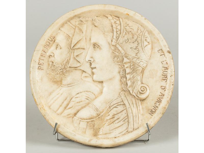 Médaillon en marbre blanc à décor sculpté en bas-relief représentant les profils de Pétrarque et Laure d'Avignon.  Epoque première moitié du XIXe siècle.  Diamètre : 27.5 cm.