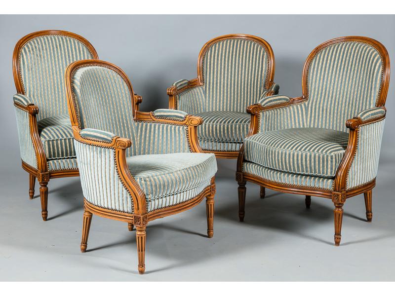 Mobilier de salon de style Louis XVI en bois naturel à dossiers médaillons cabriolets comprenant: quatre bergères et une paire de fauteuils.