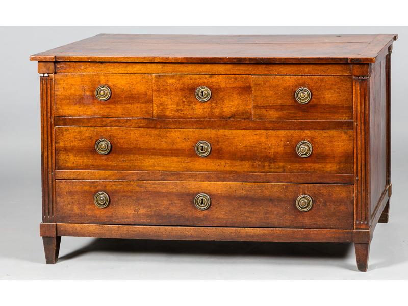 Commode d'époque Louis XVI de forme rectangulaire ouvrant par une série de cinq tiroirs sur trois rangs. Plateau en bois naturel reposant sur des montants cannelés et un petit piétement gaine (quelques trous de vers, un pied arrière restauré). Dim.: 79x129x58cm