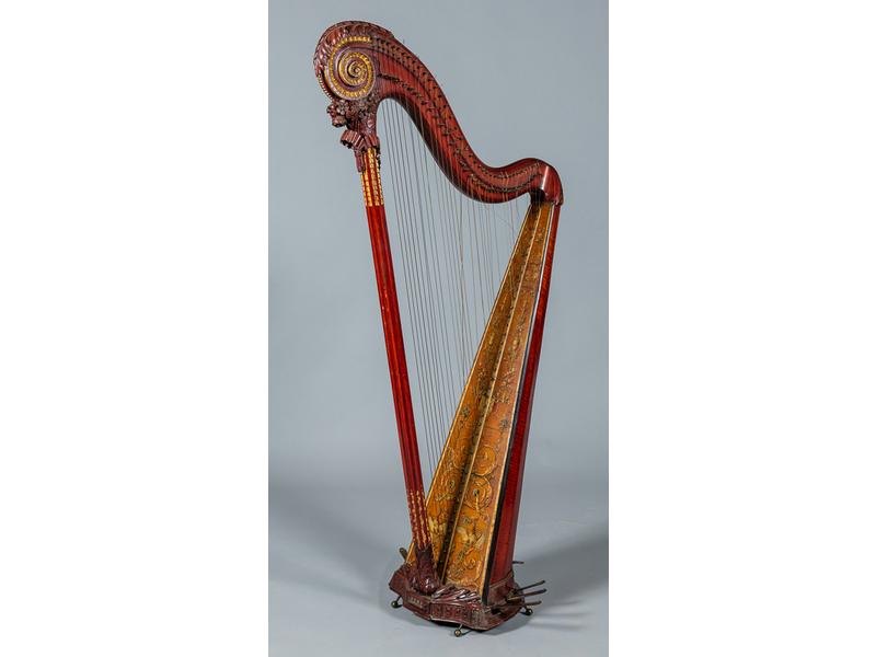 HOLTZMAN : Harpe en bois sculpté à décor de feuilles d'acanthe, table d'harmonie à décor Bérain polychrome, à huit pédales.  Fin époque Louis XVI.  Hauteur : 170 cm. (inscription 