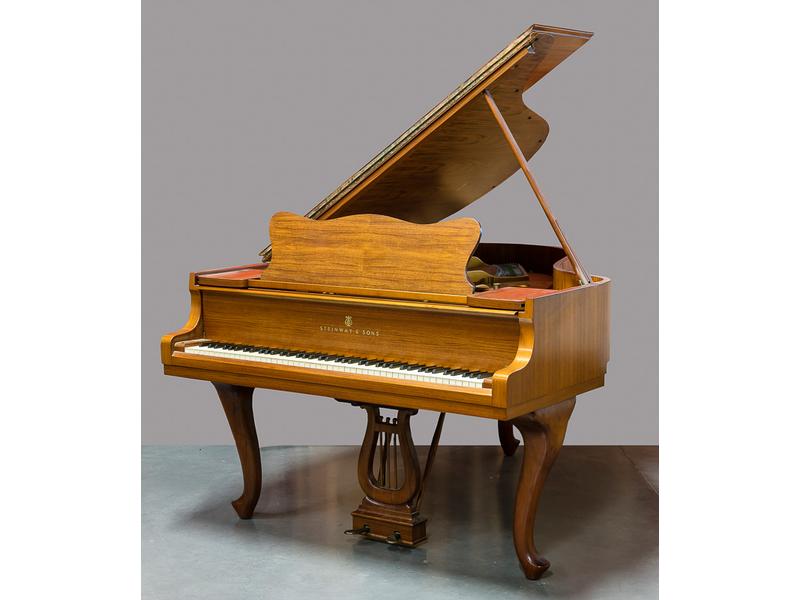 STEINWAY   SONS : Piano quart de queue en bois de placage, n° 115284.  Piètement cambré.  Dim.: 98x178x143 cm.