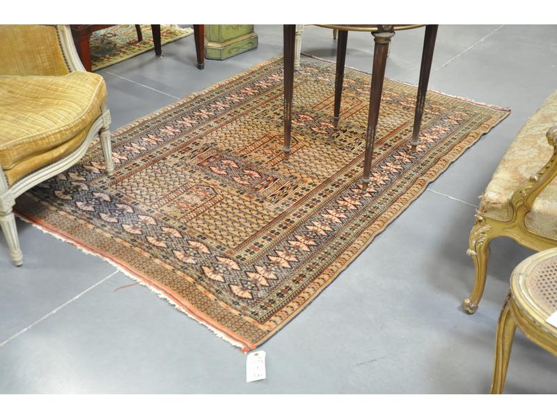 AFGAN : Tapis en laine et soie à décor géométrique sur fond brique. Dimensions : 196 x 134 cm