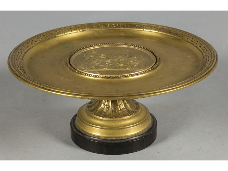 Coupe circulaire en bronze naturel ornée en son centre d'une scène antique en léger relief 