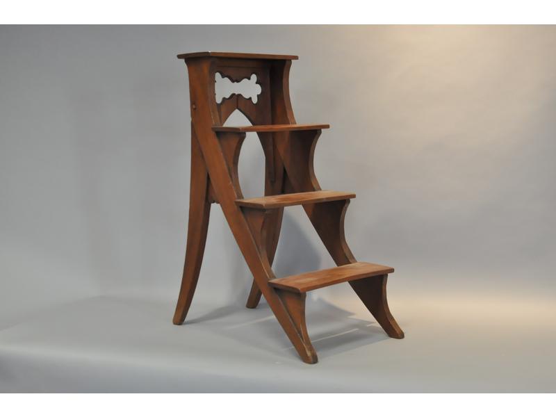 Escabeau de bibliothèque en noyer à décor néogothique.  XIXe siècle.  Hauteur : 88 cm.  Largeur : 38 cm.