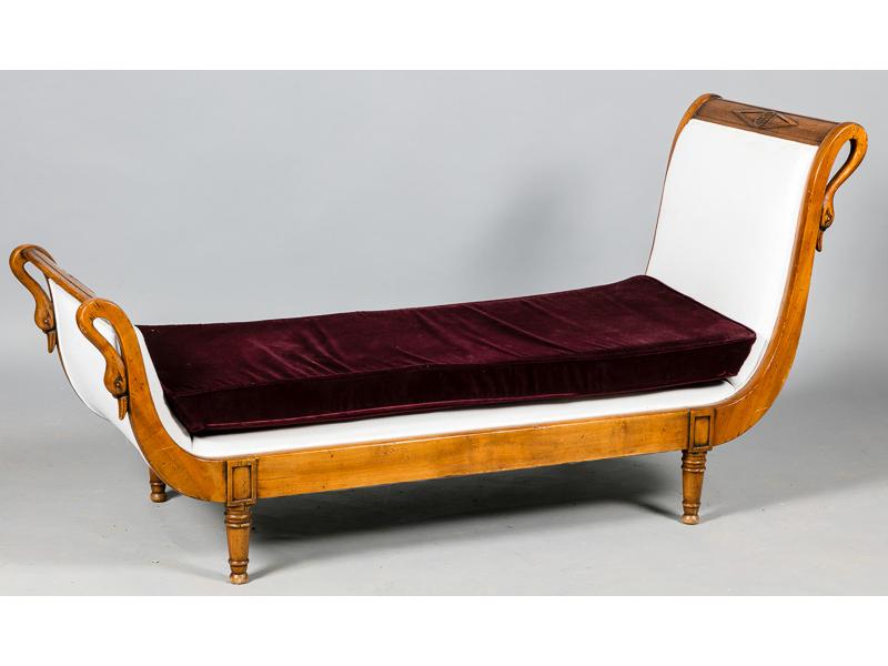Méridienne de style Empire en bois naturel. Dossiers à cols de cygnes. Garniture moderne en tissu blanc