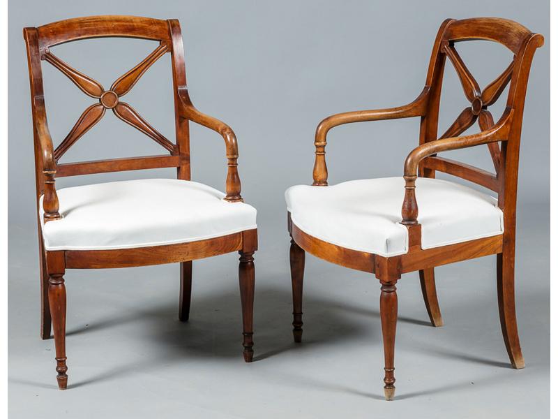 Paire de fauteuils de style Restauration en merisier, dossiers ornées d'un large croisillon. Garniture moderne en tissu blanc