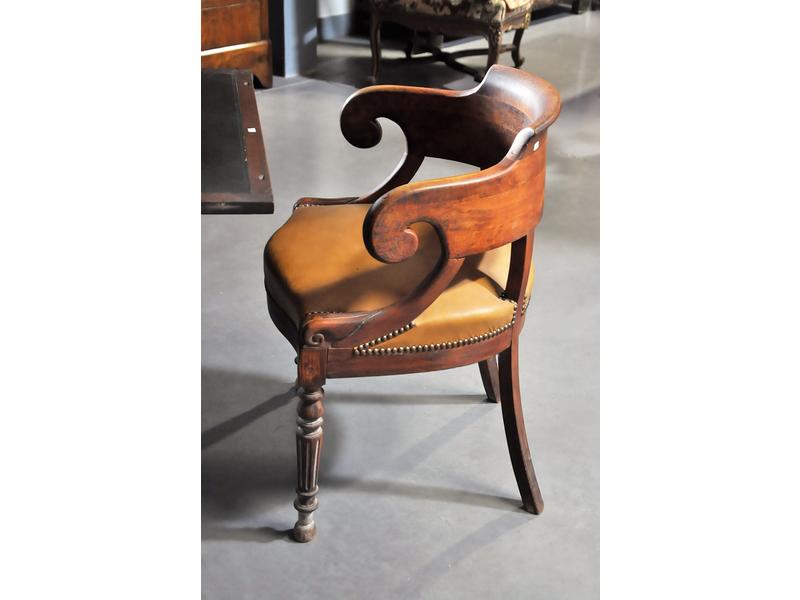 Fauteuil de bureau en bois. Dossier gondole reposant sur un piétement antérieur cannelé. Epoque XIXème siècle.