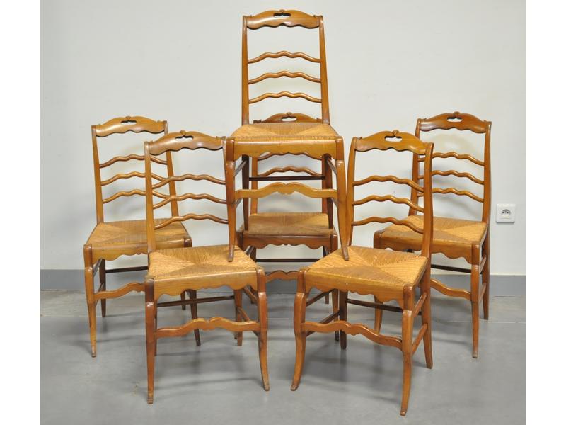 Six jolies petites chaises en merisier.  Dossiers prise de main.  Assises paillées.  Epoque XIXe siècle.