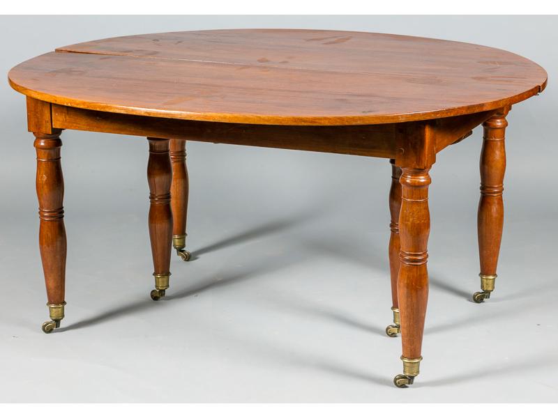 Table ovale à volets en noyer reposant sur six pieds 