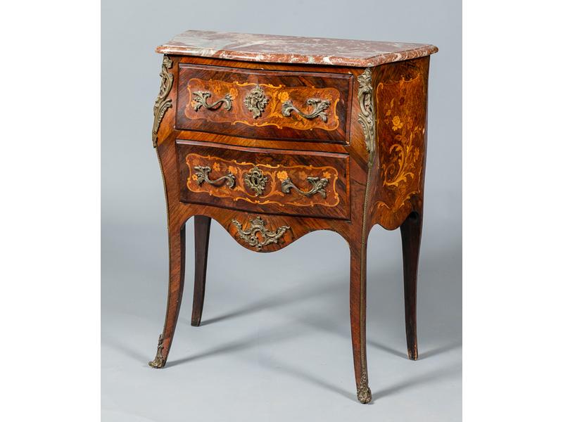 Petite commode de style Louis XV galbée toutes faces à décor en marqueterie de fleur, ouvrant par deux tiroirs. Plateau de marbre du Languedoc. Ornementation en bronze. Fin XIXe siècle.  Dim: 86x72x37cm