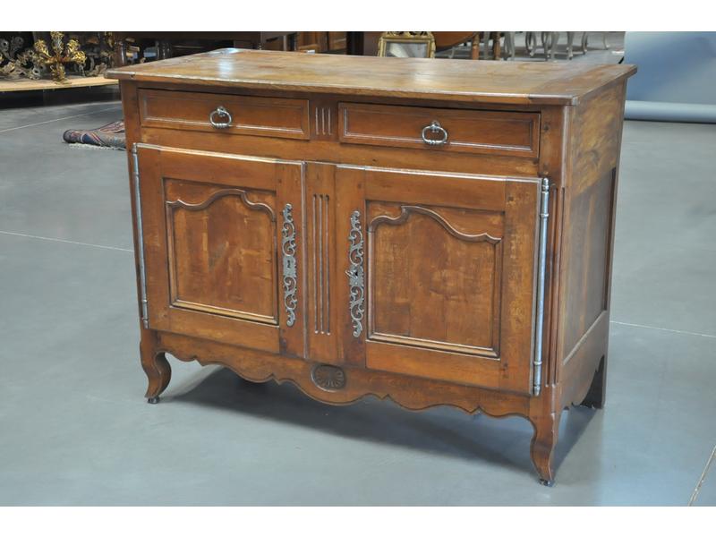 Petit buffet bas en chêne et merisier ouvrant par deux tiroirs et deux portes à faux dormant cannelé.  Les montants également cannelés reposant sur des petits pieds antérieurs cambrés.  Epoque fin XIXe siècle.  Dim.: 97x128x59 cm.
