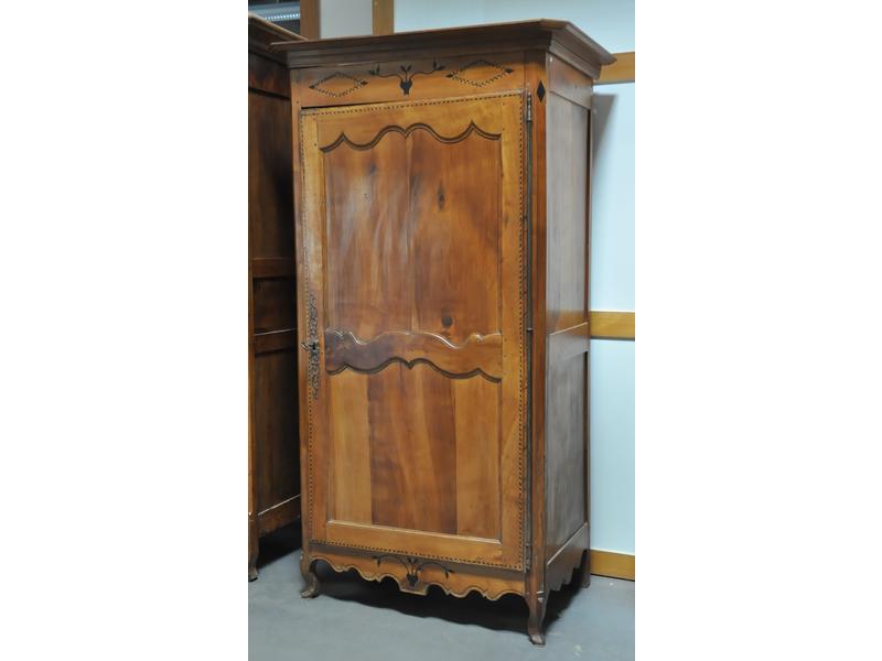 Bonnetière Charentaise en merisier ouvrant par une porte moulurée. Linteau, traverse et porte à décor marqueté. Epoque début XIXème siècle. Dimensions : 204x108x66 cm. (porte légèrement inclinée)