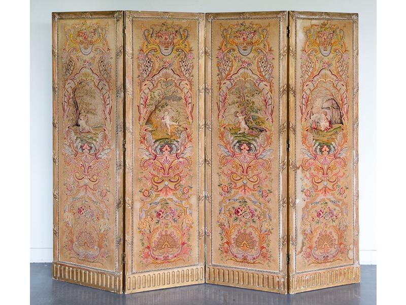 Paravent à quatre vantaux ornés de feuilles au point de croix. Monture en bois et stuc doré, sculptée de cannelures et de feuillages. Epoque fin XIXe siècle. Hauteur : 181 cm, longueur totale déployé : 216 cm. (quelques parties dédorées)