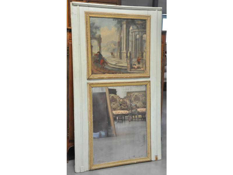 Trumeau d'époque Louis XVI en bois relaqué blanc, composé en partie basse d'un miroir et en partie haute d'une huile sur toile représentant un paysage de ruines animées. L'ensemble encadré de baguettes en bois doré. Epoque XVIII° siècle. (Petit manque de peinture sur la toile). Dim.: 170x103cm