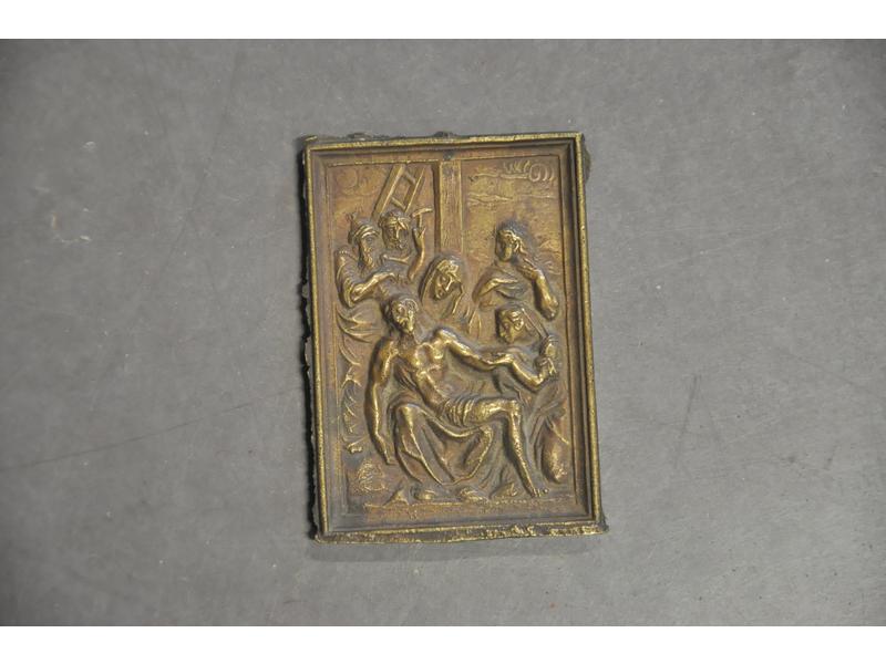 Baiser de Paix.  Plaque en bronze.  XVIIe siècle.  Dim.: 10.2x7.2 cm.