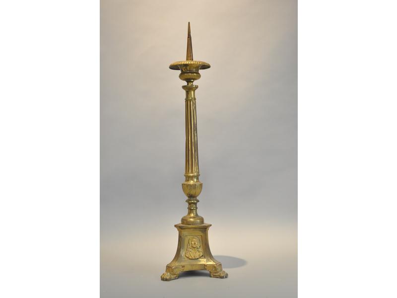 Pique-cierge tripode en bronze et laiton.  Fin XIXe siècle.  Hauteur : 89 cm.