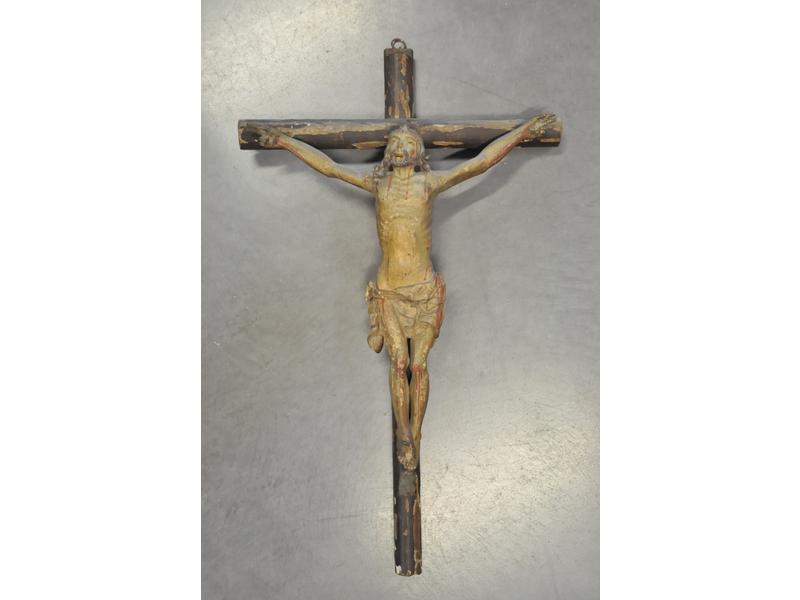Christ de procession.  Bois sculpté polychrome.  Amérique Latine.  XVIIIe siècle.  Hauteur : 37 cm. (avec la croix : 60 cm)