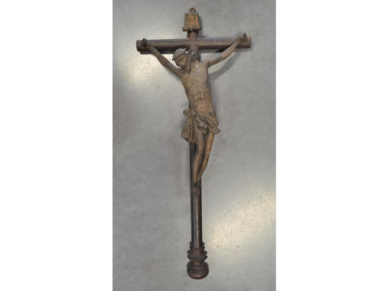 Christ de procession.  Bois sculpté et laqué couleur bronze.  Amérique Latine.  XVIIIe siècle.  Hauteur : 40 cm. (hauteur de la croix : 68 cm)