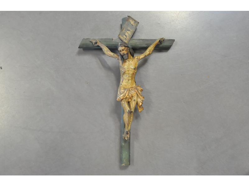 Christ de procession en bois sculpté polychrome.  Amérique Latine.  XVIIIe siècle.  Hauteur : 27 cm. (avec la croix : 42 cm)