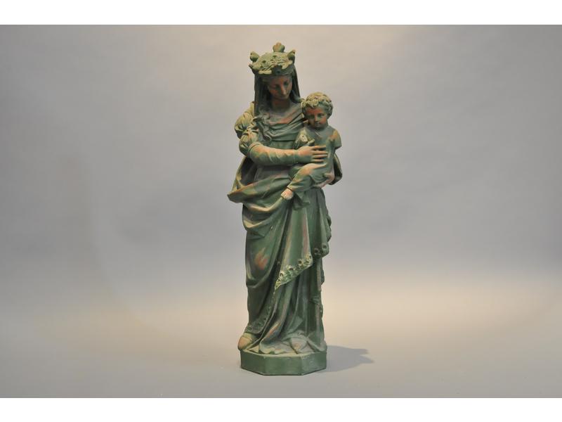 Vierge à l'enfant.  Groupe en terre cuite patinée.  Début XXe siècle.  Hauteur : 64 cm.