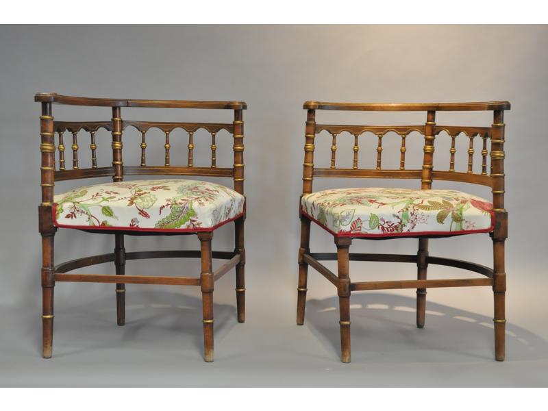 Paire de fauteuils d'angle en hêtre et bois doré à dossier arrondi et ajouré