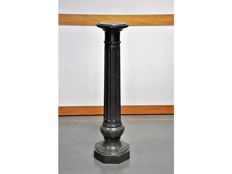 Colonne en marbre vert à fût cannelé reposant sur une base octogonale à décor de godrons. H.: 110cm