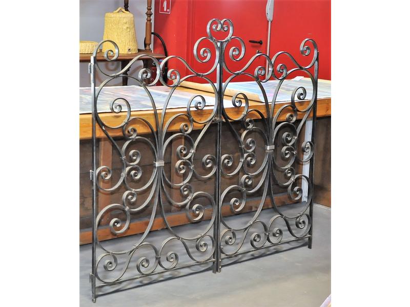 Paire de grilles d'appartement en fer à décor de rinceaux agrafés ouvrant par deux vantaux. Vers 1950. Dim.: 125x140cm