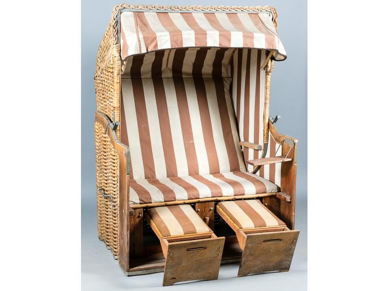 Ancienne cabine de plage en bois et osier.  Dim.: 167x120x86 cm.