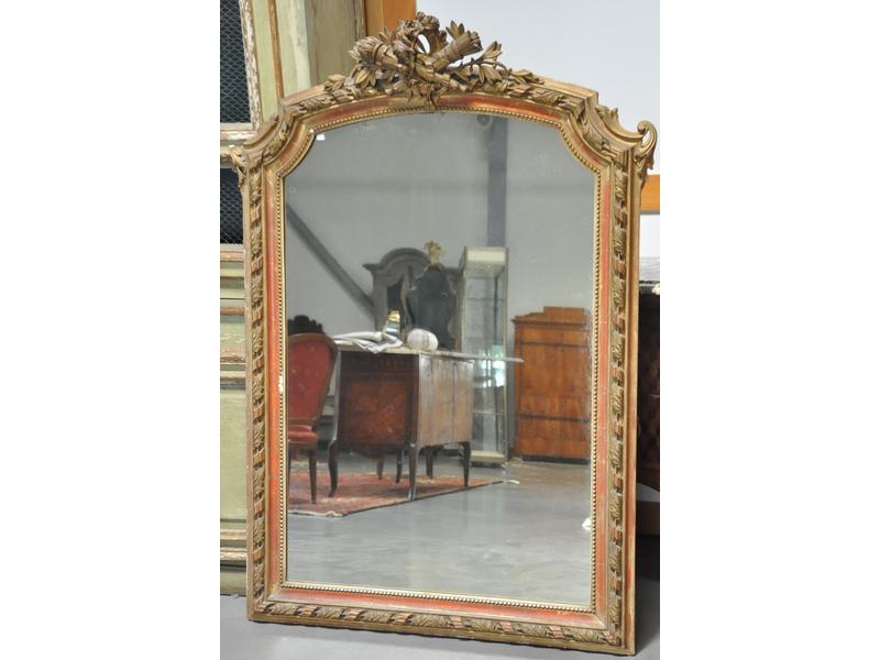 Miroir de style Louis XVI en bois et stuc doré (en partie dédorée), sommet 