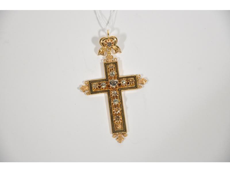 Croix en or ornée en serti-griffes de onze diamants taillés en rose, entourage émaillé de deux filets noirs, les extrêmités à décor de feuillage.  Bélière noeud ornée d'un diamant taillé en rose.  XIXe siècle.  Poinçon tête de cheval.  Dim.: 70x40 mm avec bélière.  Poids brut : 8g70. Bon état.