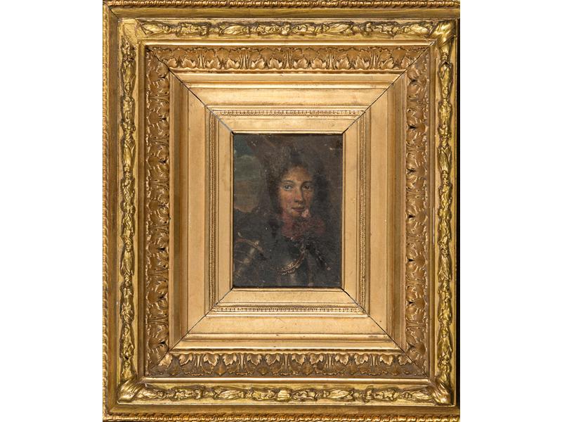 Ecole Française vers 1700 : Portrait d'homme en armure. Huile sur cuivre (sauts de peinture et repeints).  Dim.: 13.8x10 cm.  Beau cadre en bois et stuc doré XIXe siècle.