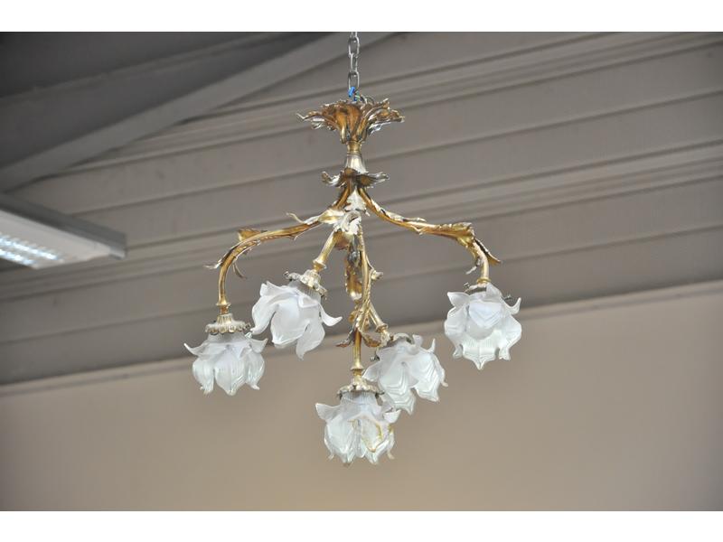 Lustre en bronze à cinq bras de lumière à décor feuillagé ornés de verrines.  Fin XIXe siècle.  Hauteur : 57 cm. (une verrine accidentée)