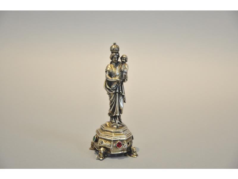 Vierge à l'enfant.  Statuette en argent reposant sur une base octogonale à décor de pierres de couleur et lions couchés.  Russie (?).  Hauteur : 11.2 cm.