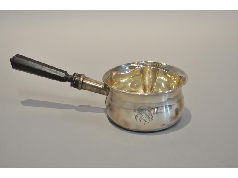 Cassolette en argent (poinçon Minerve) à décor chiffré.  Manche en ébène tourné.  Poids brut : 150g. (petits chocs)