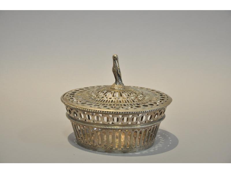 Monture de sucrier en argent à décor ajouré en forme de corbeille.  Prise de couvercle à décor d'une cigogne.  Epoque Louis XVI.  Poinçons aux Fermiers Généraux, Paris 1768?.  Poids : 318g.