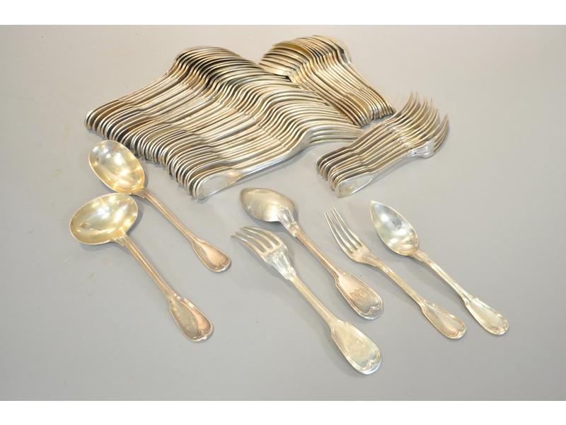 Partie de ménagère en argent (poinçon Minerve) modèle à filet à décor d'un écusson chiffré comprenant quinze grands couverts, douze grandes fourchettes, douze couverts et cinq cuillères à entremet, et deux cuillères à sauce.  Poids : 5860g.