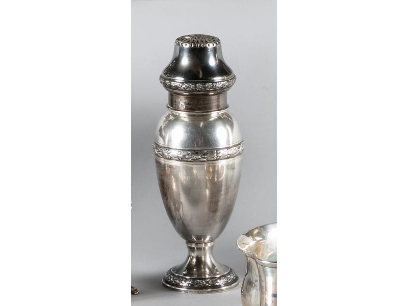 Saupoudreuse en argent (poinçon Minerve) de style Louis XVI de forme balustre à décor de rangs de feuilles de laurier.  Poids : 112g.