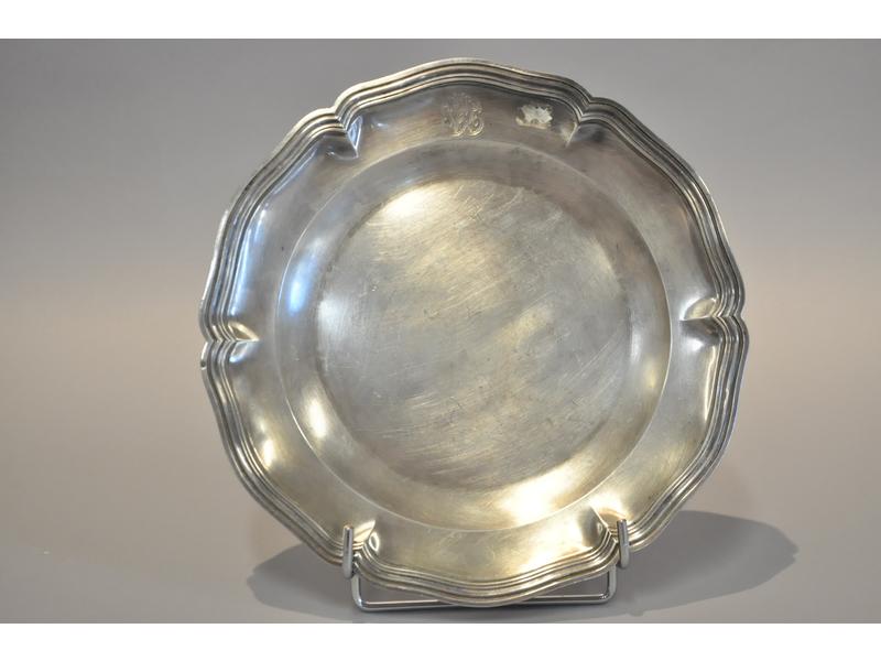 Plat à contours en argent à décor chiffré.  Maître orfèvre : Boin Taburet à Paris.  Poids : 565g.