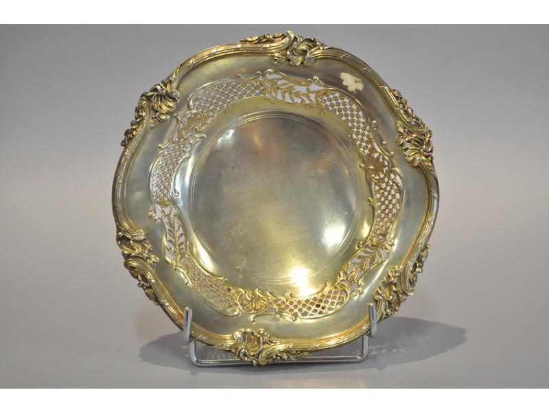 Assiette en vermeil de style Louis XV à riche décor ciselé et ajouré de treillage, branches de laurier, coquilles, éléments végétaux et agrafes.  Maître orfèvre : Boin Taburet à Paris.  Poids : 627g.