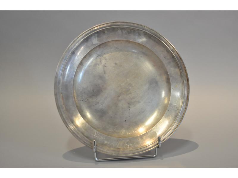 Plat rond en argent mouluré.  Poinçon Paris 1er coq (1797-1809).  Poids : 720g.