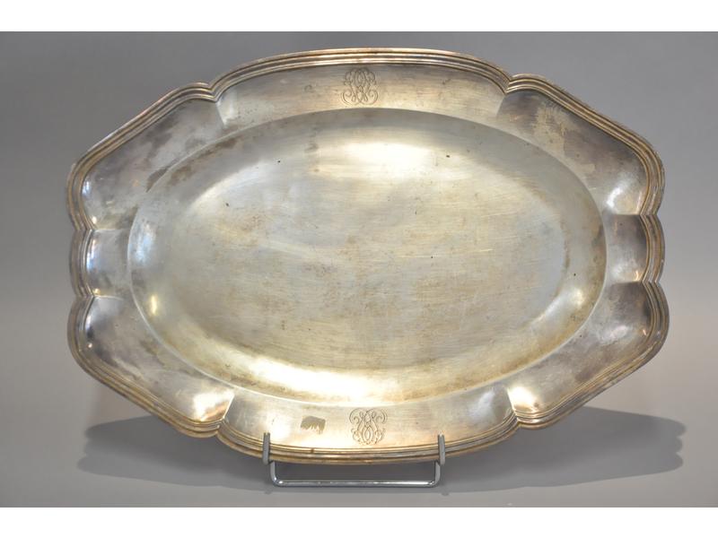 Plat ovale en argent à contours à décor chiffré.  Maître orfèvre : Boin Taburet à Paris.  Poids : 1200g.