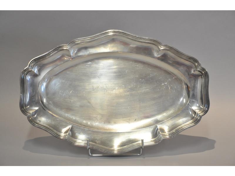 Plat ovale  à contours en argent (poinçon Minerve).  Poids : 1185g.